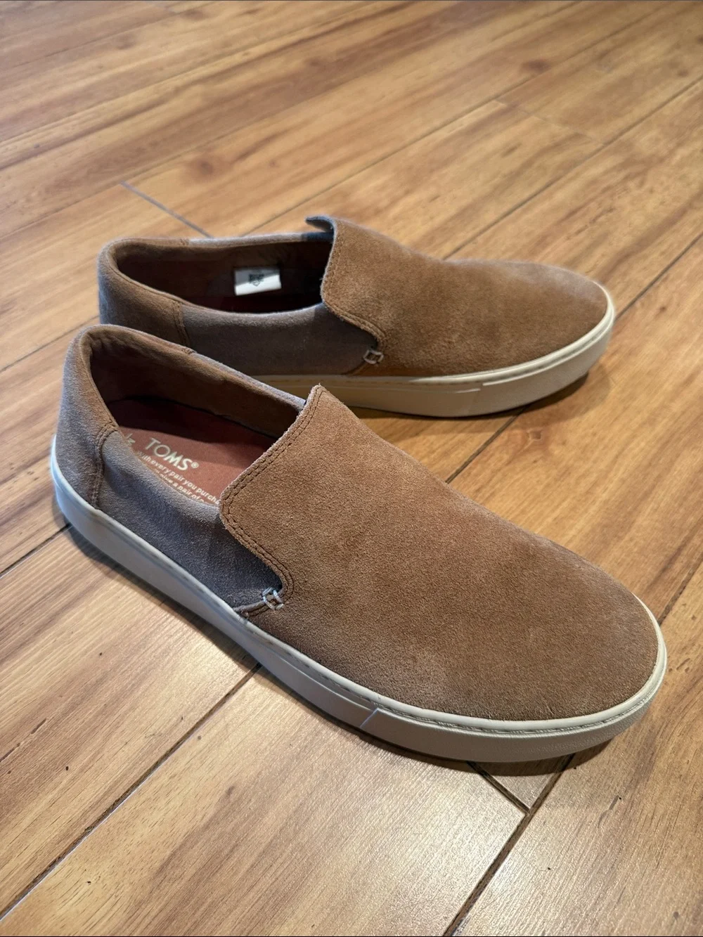 TOMS Men’s 9 Tan Camel Suede Slip-On Sneakers Casual Shoes NWOT